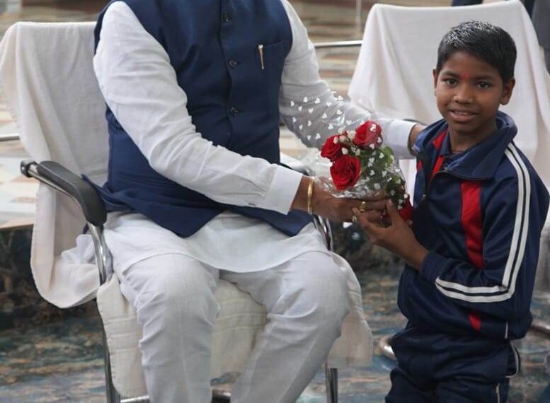 दिव्यांग बच्चों के बीच पहुंचे मुख्यमंत्री श्री साय, नारायणपुर के परीयना दिव्यांग आवासीय विद्यालय को बस देने की घोषणा