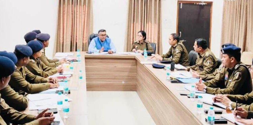 IG अमरेश मिश्रा ने ली रायपुर ग्रामीण पुलिस की समीक्षा बैठक, अपराध नियंत्रण और पुलिस व्यवस्था सुदृढ़ करने के दिए निर्देश