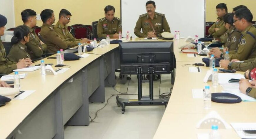 रायपुर पुलिस कमिश्नर की पहली समीक्षा बैठक: अपराध नियंत्रण और विजिबल पुलिसिंग बढ़ाने को लेकर दिए कड़े निर्देश