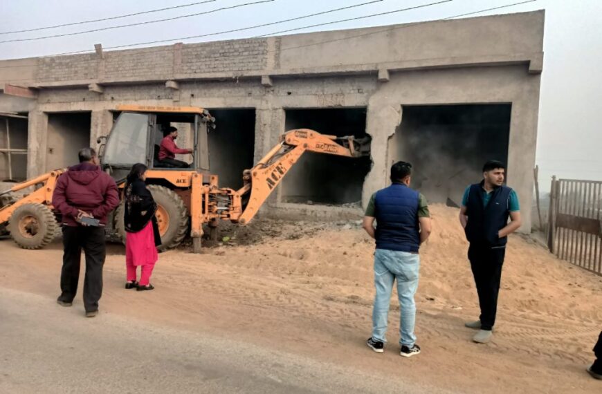 रायपुर नगर निगम ने की बड़ी बुलडोजर कार्रवाई, टाटीबंध में 18 अवैध दुकानें ध्वस्त, सोनडोंगरी में 15 मकानों पर एक्शन