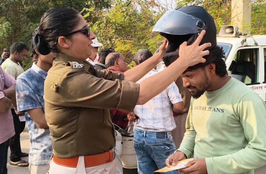 यातायात जागरूकता अभियान: पुलिस ने पहले चालकों को दी समझाइश, फिर नि:शुल्क पहनाया हेलमेट…