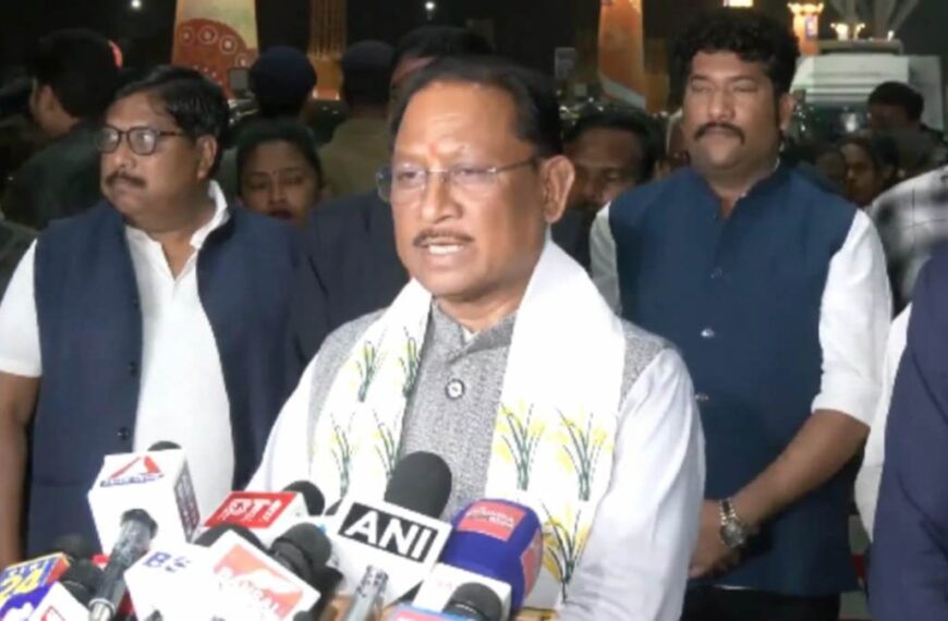 दिल्ली दौरे से लौटे मुख्यमंत्री साय, राष्ट्रपति द्रौपदी मुर्मू को बस्तर पंडुम में शामिल होने का दिया न्योता