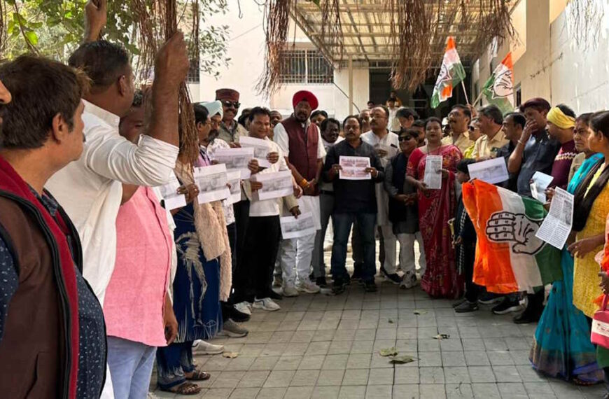 गड्ढे में गिरने से युवक की मौत पर बिफरी कांग्रेस, प्रदर्शन कर जिम्मेदारों के खिलाफ कार्रवाई के साथ की मुआवजे की मांग