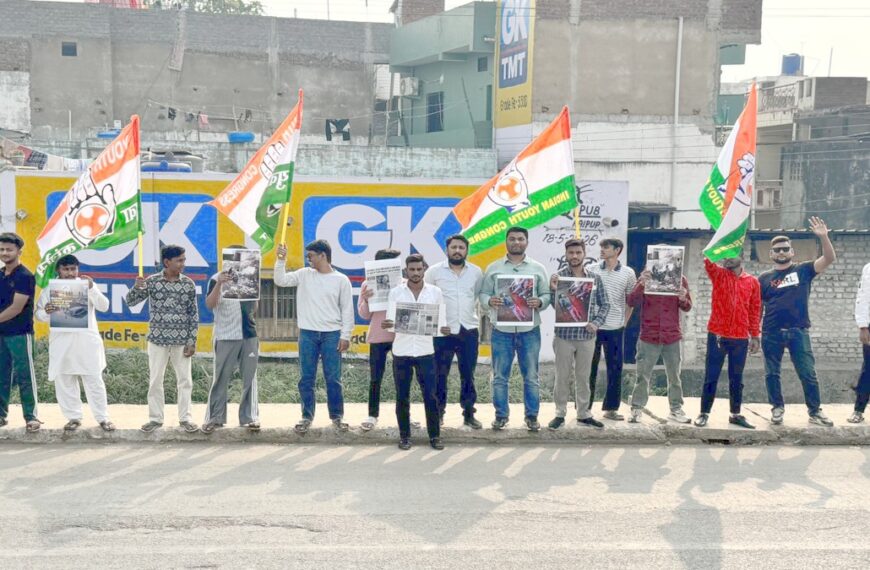 राजातालाब एक्सप्रेसवे पर सुरक्षा इंतजामों को लेकर युवा कांग्रेस का प्रदर्शन, बैरीकेड लगाने की मांग