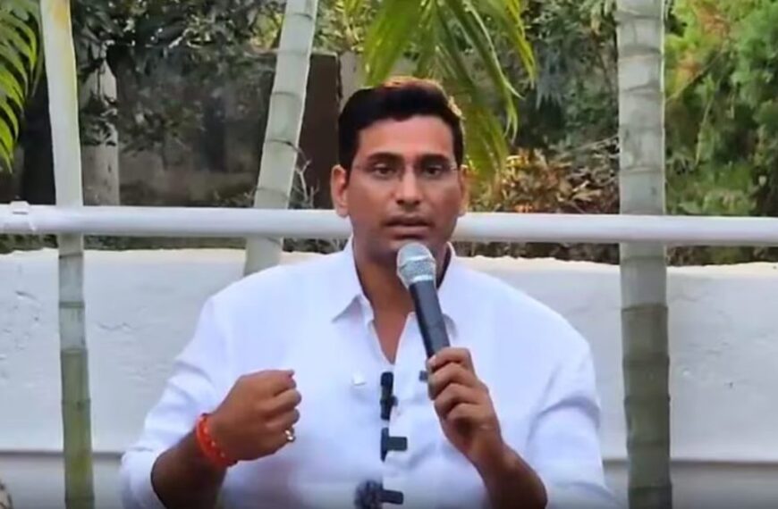 MLA देवेंद्र यादव ने बाहर से आने वाले संतो को मिलने वाले VIP ट्रीटमेंट पर उठाए सवाल, कहा- उन्हें चार्टर्ड प्लेन, जबकि प्रदेश के कथावाचक असुरक्षित