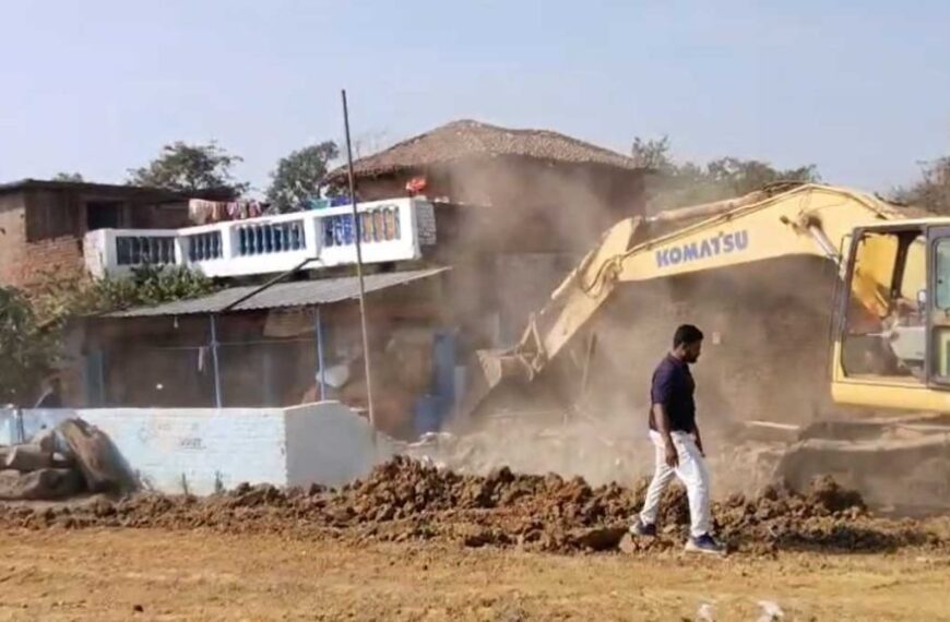 नया रायपुर–धमतरी रेलवे लाइन के लिए सेहराडबरी में अतिक्रमण हटाया, तहसील प्रशासन की बड़ी कार्रवाई