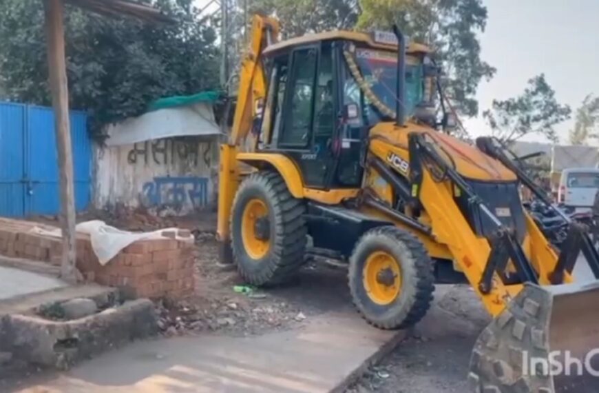 चिल्फी घाटी में अवैध कब्जे पर चला प्रशासन का बुलडोजर, एसडीएम बोले- ग्राम पंचायत को सुपुर्द की जाएगी जमीन