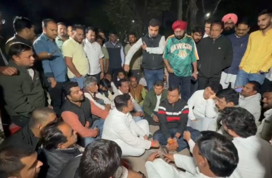 SIR प्रक्रिया में गड़बड़ी का आरोप : तहसील ऑफिस में कांग्रेस ने किया प्रदर्शन, कार्यकर्ताओं को जेल लेकर पहुंची पुलिस, तो PCC चीफ बैज ने बीजेपी और चुनाव आयोग पर साधा निशाना