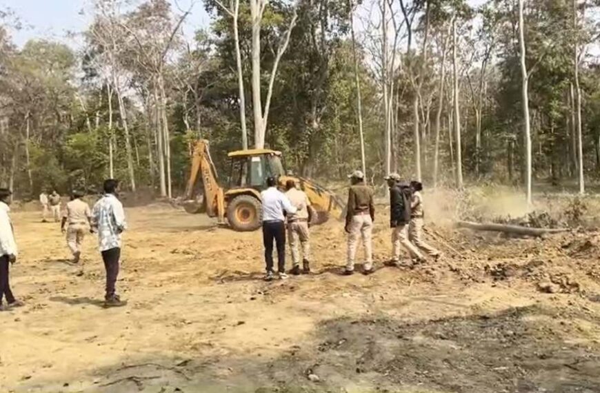 जंगल काटकर की गई खेती पर चला प्रशासन का बुलडोजर, 200 एकड़ से अधिक भूमि चिन्हित, चरणबद्ध कार्रवाई जारी