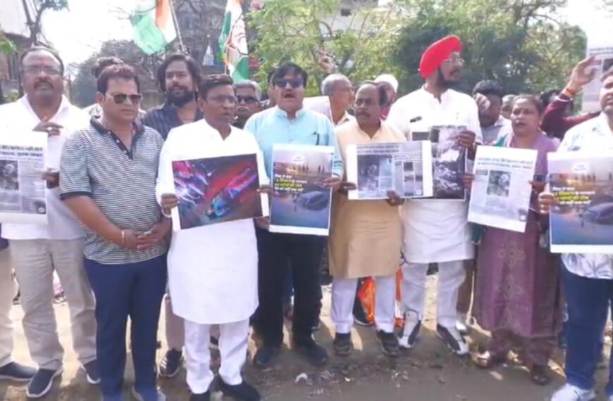 खुले नाले और बदहाल सड़कों को लेकर कांग्रेस ने एक्सप्रेस हाईवे पर किया प्रदर्शन, सरकार पर साधा निशाना