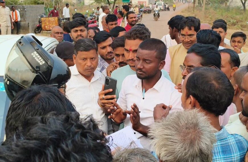 अतिक्रमण हटाने गई टीम खाली हाथ लौटी, ग्रामीणों में दिखा भारी आक्रोश, अब कलेक्ट्रेट घेराव करने की तैयारी