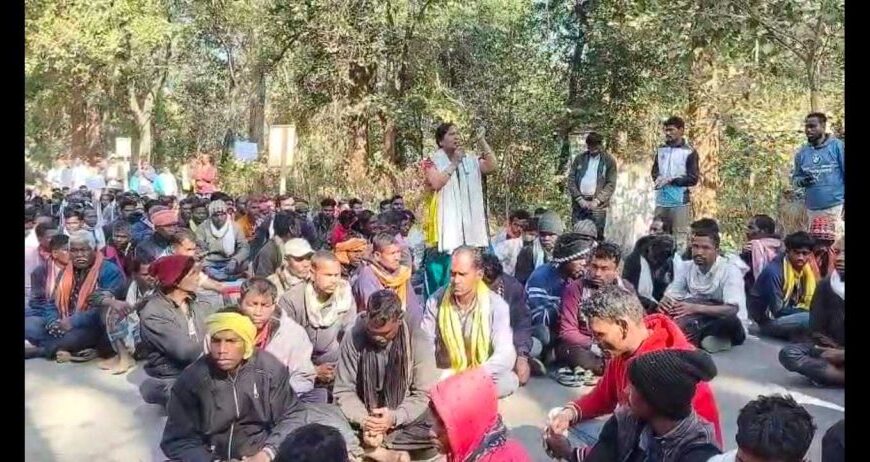 20 से ज्यादा गांवों में अब तक नहीं पहुंची बिजली, ग्रामीणों ने हाईवे पर किया चक्काजाम, सड़क के दोनों ओर लगी वाहनों की कतारें