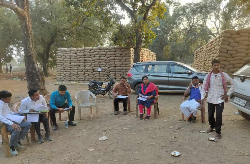धान खरीदी केंद्र में लापरवाही पर प्रशासन सख्त: खरीदी प्रभारी और ऑपरेटर हटाए गए, तहसीलदार ने दिए FIR के निर्देश