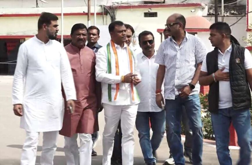 कवासी लखमा से मिलने जेल पहुंचे दीपक बैज, कहा- आदिवासी नेताओं को किया जा रहा टारगेट, बदले की भावना से भेजे गए जेल