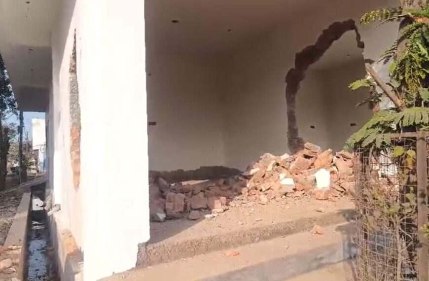 अतिक्रमण पर चला प्रशासन का बुलडोजर : बसंत बिहार कॉलोनी में तोड़े गए 15 से अधिक घर, इलाके में तनाव का माहौल