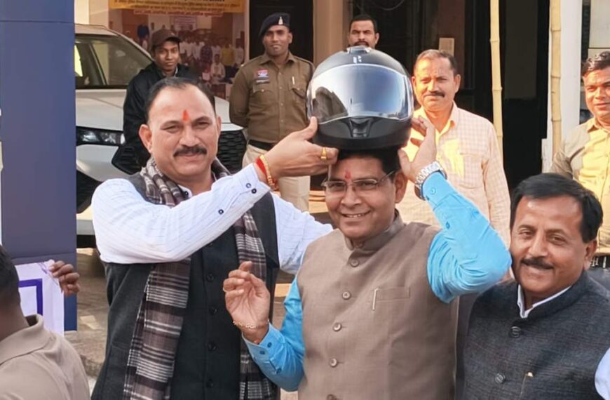 स्वास्थ्य मंत्री ने राजस्व मंत्री को पहनाया हेलमेट, जागरूकता रैली को दिखाई हरी झंडी, सुरक्षा की दिलाई शपथ