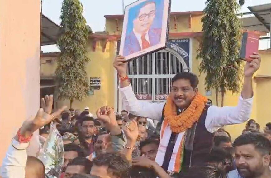 डॉ. अंबेडकर की तस्वीर और संविधान की किताब लेकर जेल से बाहर निकले विधायक बालेश्वर, कहा – सत्यमेव जयते, मुझे फर्जी मामले में फंसाया गया