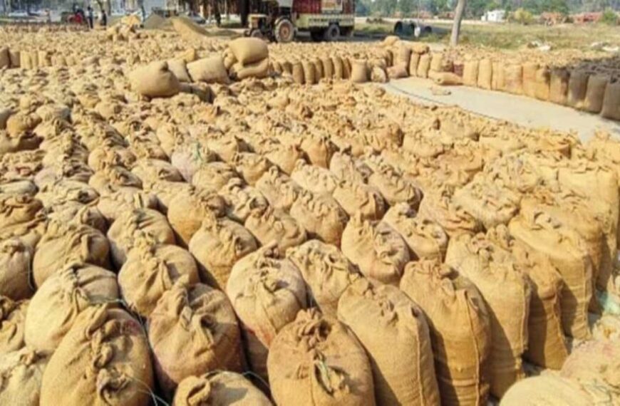 धान खरीदी में लापरवाही पर प्रशासन की कार्रवाई : जांच में कम मिला 124 क्विंटल धान, खरीदी प्रभारी पर FIR दर्ज, अब तक 6814 क्विंटल अवैध धान जब्त
