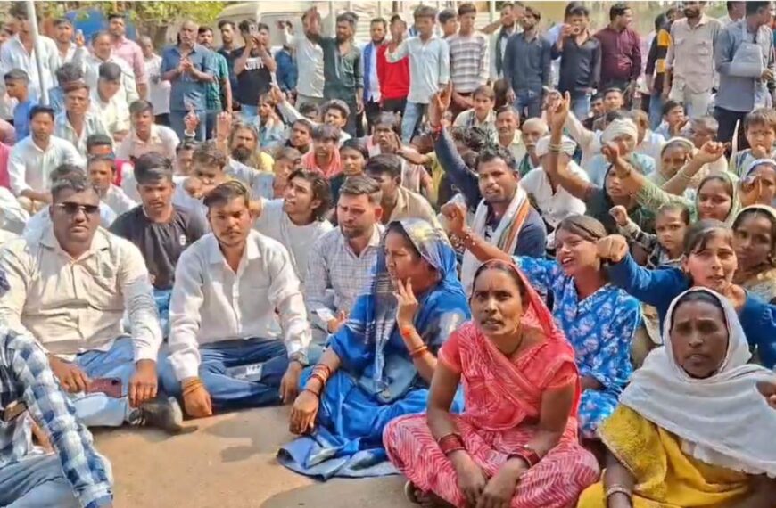 FIR के एक माह बाद भी आरोपियों की गिरफ्तारी नहीं, भीम आर्मी और सतनामी समाज ने किया थाने का घेराव