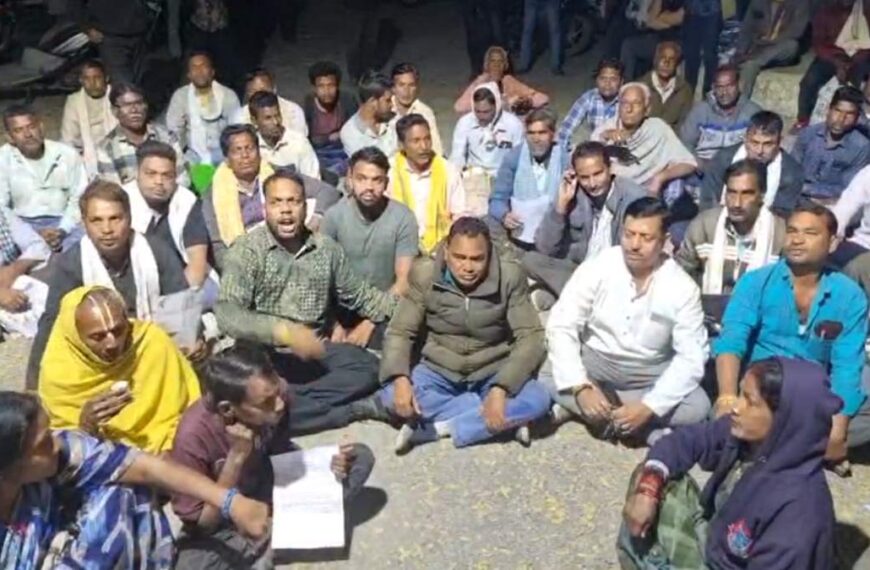 धान बेचने टोकन नहीं मिलने से किसानों का फूटा गुस्सा, रात में SDM दफ्तर के सामने दिया धरना