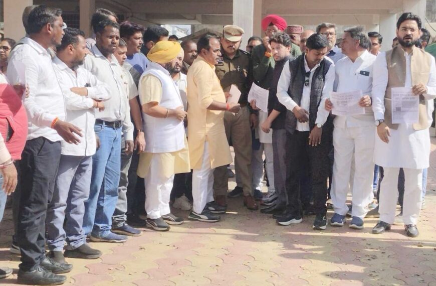 बढ़ते अपराध पर कांग्रेस ने खोला मोर्चा : थाने पहुंचे कांग्रेसी, काननू व्यवस्था के खिलाफ जमकर की नारेबाजी