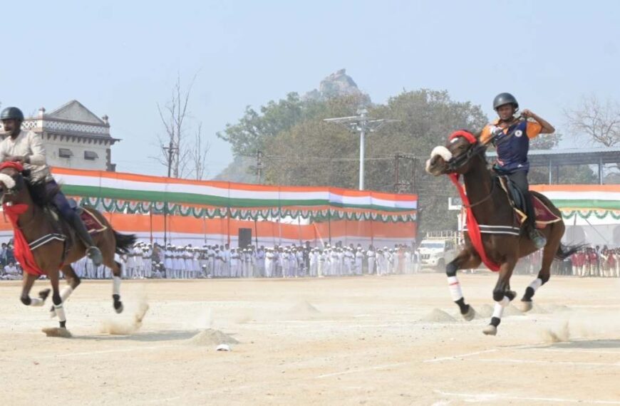 गणतंत्र दिवस पर पहली बार परेड में उतरे हॉर्स राइडर्स, 6 सरेंडर नक्सलियों ने दिखाए हैरतअंगेज स्टंट…