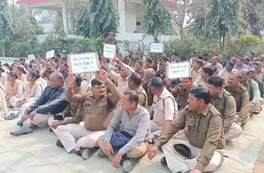 बर्खास्त जवान की बहाली के लिए प्रदर्शन कर रहे नगर सेना के जवान, जिला सेनानी के खिलाफ कार्रवाई की कर रहे हैं मांग…