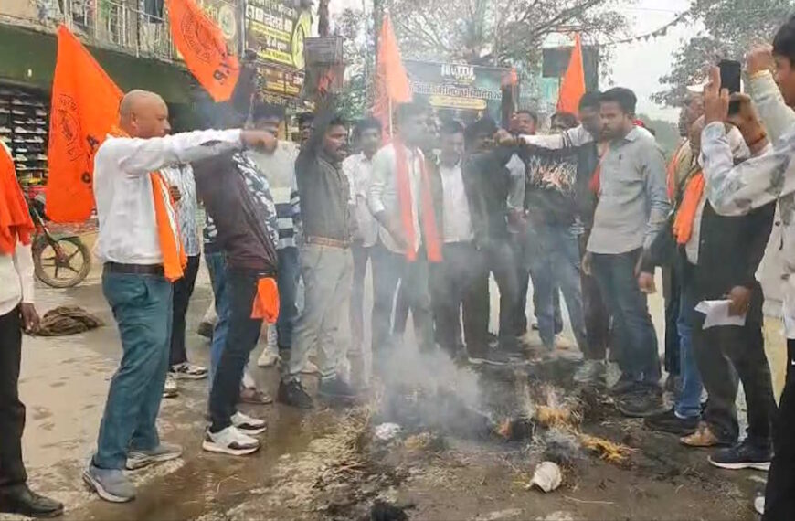 ‘राम’ की आग गरियाबंद तक फैली, हिन्दू संगठन ने फूंका डीईओ का पुतला, प्राथमिकी दर्ज करने थाने में दिया ज्ञापन…