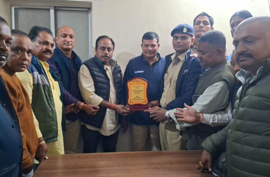 यातायात आरक्षक के साथ मारपीट… कांग्रेसियों ने की घटना की निंदा, थाने पहुंचकर प्रतीक चिन्ह देकर बढ़ाया मनोबल