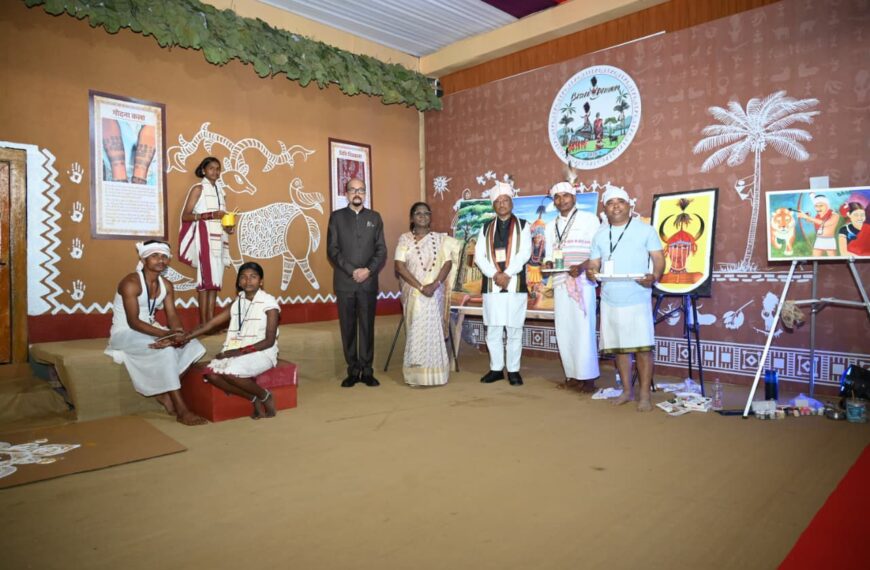जनजातीय परंपराओं और संस्कृति पर आधारित भव्य प्रदर्शनी का राष्ट्रपति द्रौपदी मुर्मु ने किया अवलोकन