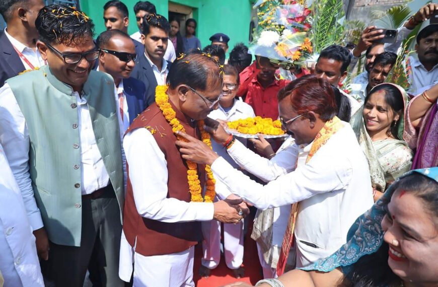 रायगढ़ में महापौर जीवर्धन चौहान से भेंट के दौरान मुख्यमंत्री ने किया जनादेश का स्मरण