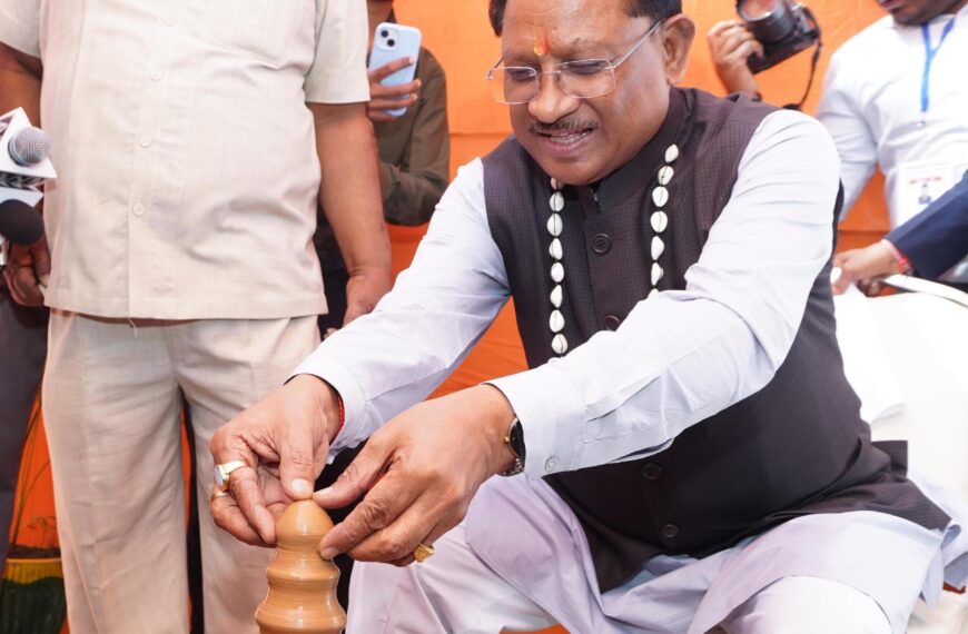 सरगुजा विकास प्राधिकरण की बैठक के दौरान प्रदर्शनी में दिखा मुख्यमंत्री का माटी से जुड़ाव