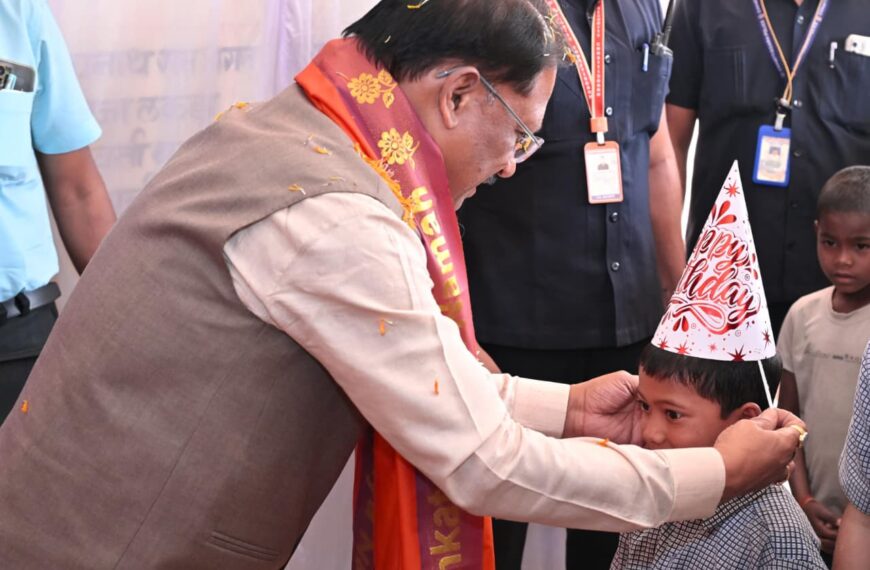 मुख्यमंत्री को अपने बीच पाकर खिल उठे बच्चों के चेहरे: जन्मदिन बना यादगार