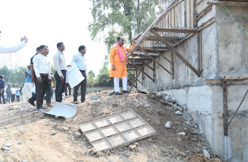उप मुख्यमंत्री अरुण साव ने कारीडोंगरी-दरवाजा में निर्माणाधीन पुल का किया निरीक्षण