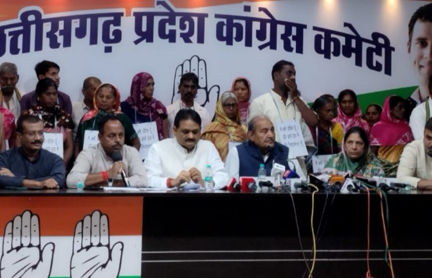 मतदाता सूची से जिनका नाम कटा, वो ‘मैं जीवित हूं’ तख्ती लेकर पहुंचे कांग्रेस भवन, पूर्व MLA धनेंद्र ने SIR प्रक्रिया पर उठाए सवाल