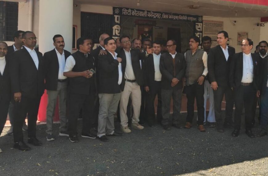 वकीलों के खिलाफ अभद्र टिप्पणी पर भड़का जिला अधिवक्ता संघ, सख्त कानूनी कार्रवाई की मांग को लेकर थाने में की शिकायत