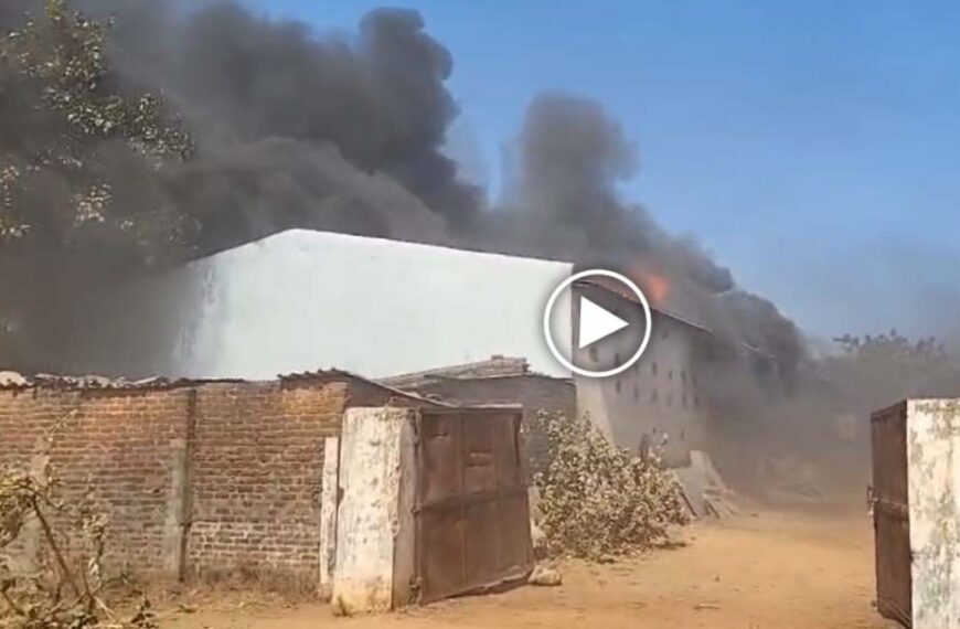 इंडस्ट्रियल एरिया में पेंट-पुट्टी फैक्ट्री में लगी भीषण आग: इलाके में मची अफरा–तफरी, दमकल की कई गाड़ियां मौके पर मौजूद