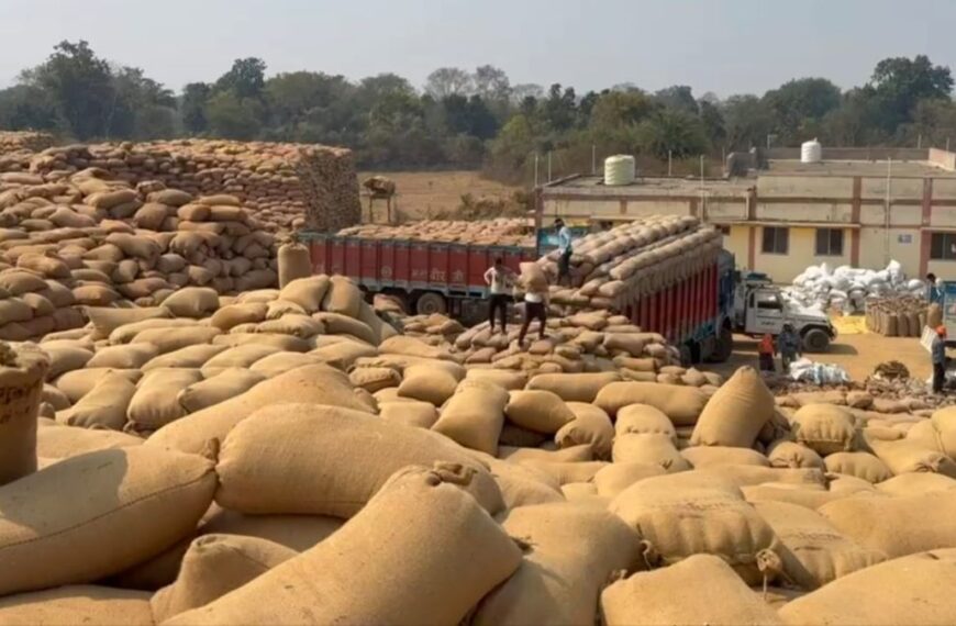 धान उठाव धीमा, खरीदी केंद्रों में बफर लिमिट से अधिक स्टॉक से समिति की चिंता बढ़ी, मीलरों की सुस्ती और सड़क प्रतिबंध बन रहे वजह