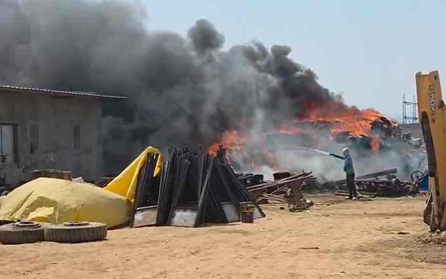 ठेकेदार के यार्ड में लगी भीषण आग, रेल ट्रैक निर्माण सामग्री जलकर राख