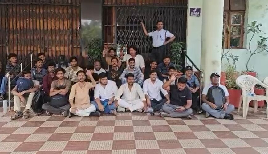 PTRSU हॉस्टल में 25 छात्राएं पीलिया की शिकार, डॉक्टरों को रोके जाने का आरोप, NSUI ने नारेबाजी करते हुए किया प्रदर्शन