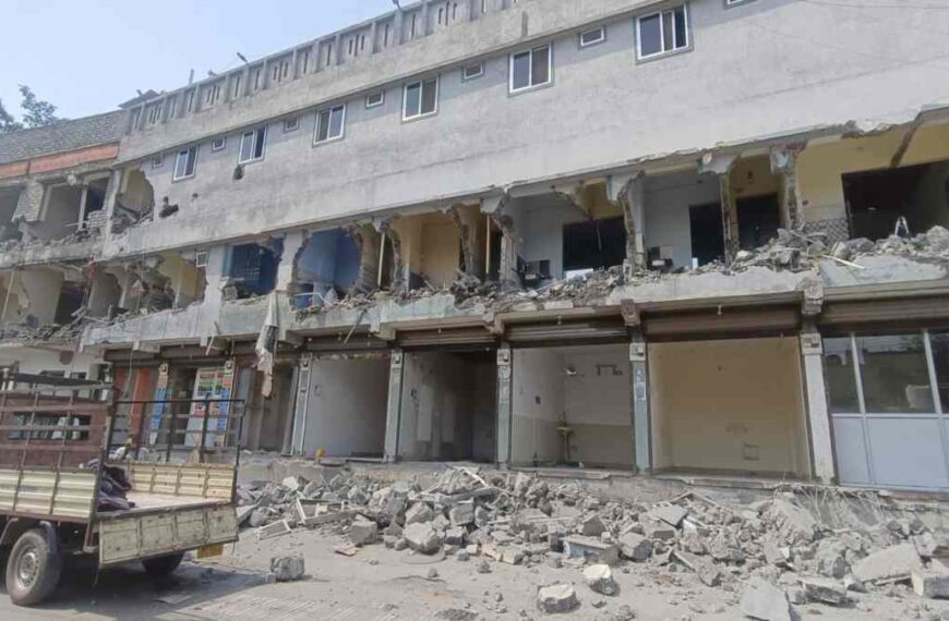 अवैध निर्माण पर चला बुलडोजर : सरकारी जमीन पर बना था व्यावसायिक परिसर