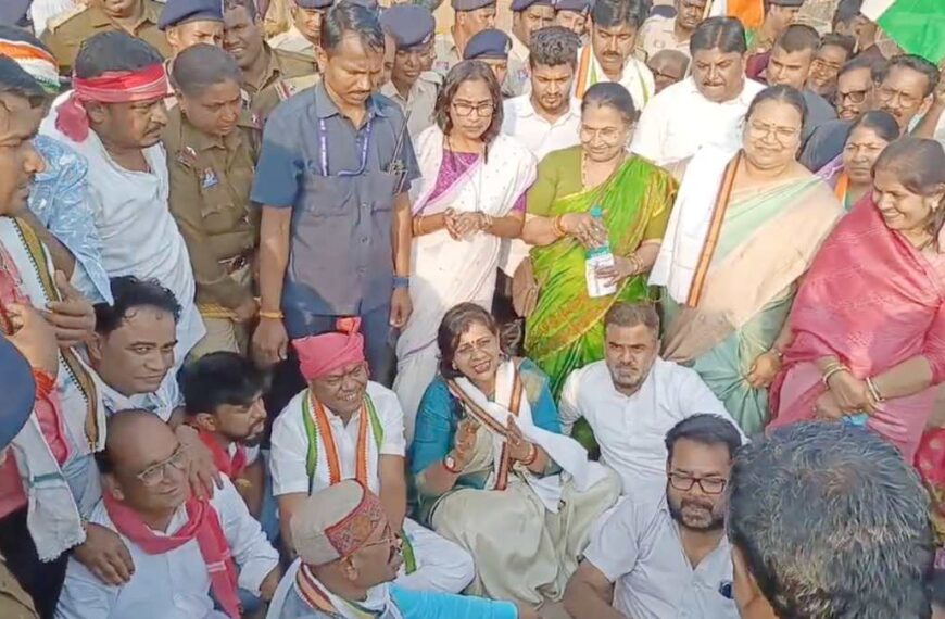 कांग्रेसियों ने किया कलेक्ट्रेट का घेराव, दीपक बैज बोले- धान नहीं बिकने से किसान परेशान, दो दिन का समय पर्याप्त नहीं