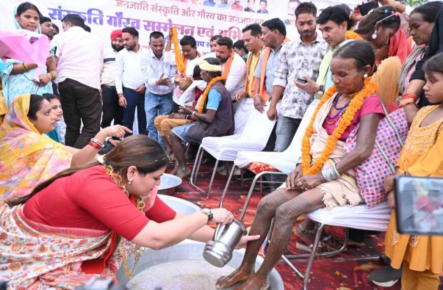 14 परिवारों के 66 सदस्यों ने की घर वापसी, विधायक भावना बोहरा ने पैर पखारकर किया स्वागत