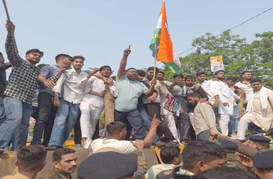 केंद्र सरकार की नीतियों के खिलाफ युवा कांग्रेस का प्रदर्शन, BJP कार्यालय घेरने निकले कांग्रेसियों को पुलिस ने रोका, झूमाझटकी भी हुई