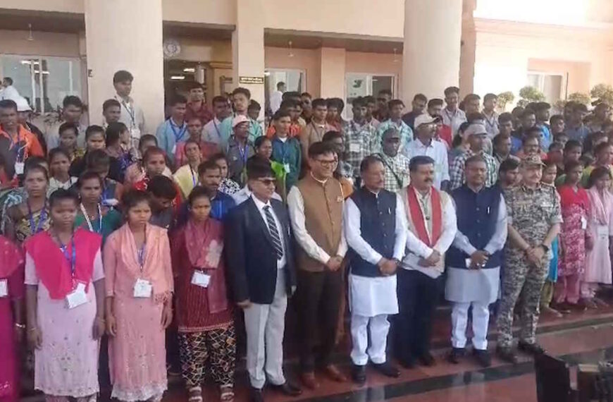 विधानसभा में दिखा ऐतिहासिक नजारा, मुख्यधारा में लौटे आत्मसमर्पित नक्सलियों ने सदन का किया भ्रमण, देखी कार्यवाही