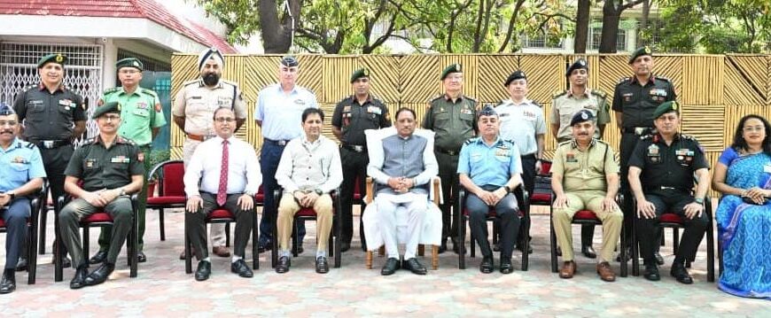 नेशनल डिफेंस कॉलेज के प्रशिक्षु सैन्य और गैर सैन्य अधिकारियों ने की मुख्यमंत्री से मुलाकात