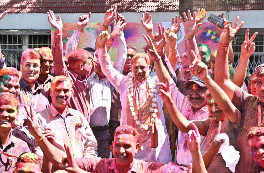 मुख्यमंत्री निवास में होली के रंगों की बौछार: सीएम साय ने अधिकारियों-कर्मचारियों संग खेली होली