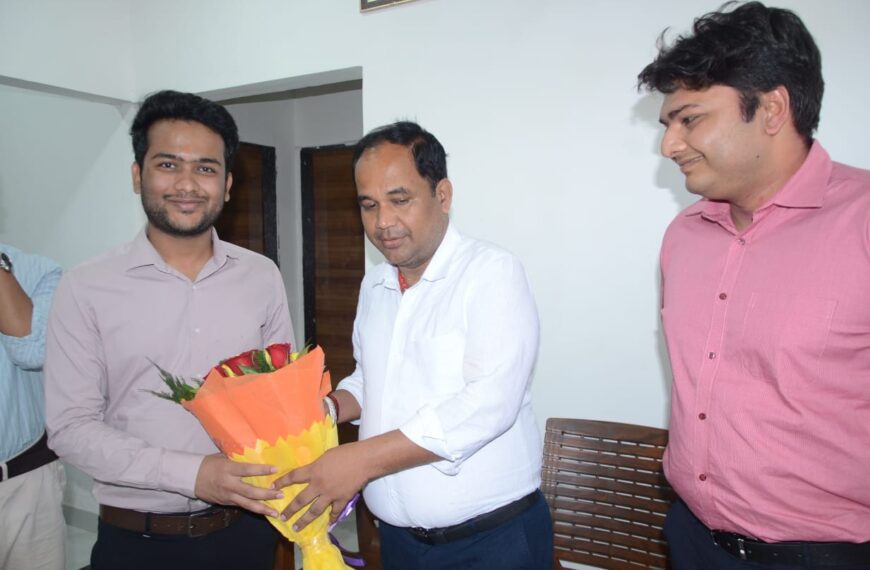 UPSC में सफलता पर प्रशासन ने किया रौनक अग्रवाल का सम्मान