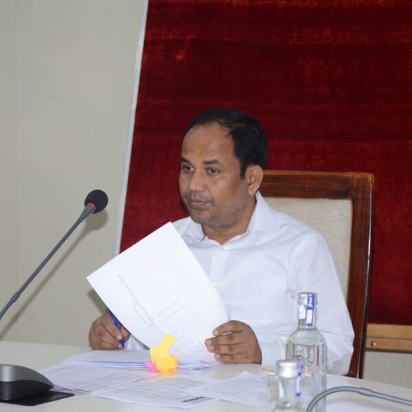 कलेक्टर डॉ. गौरव सिंह के निर्देश पर तीन बारों के लाइसेंस निलंबित