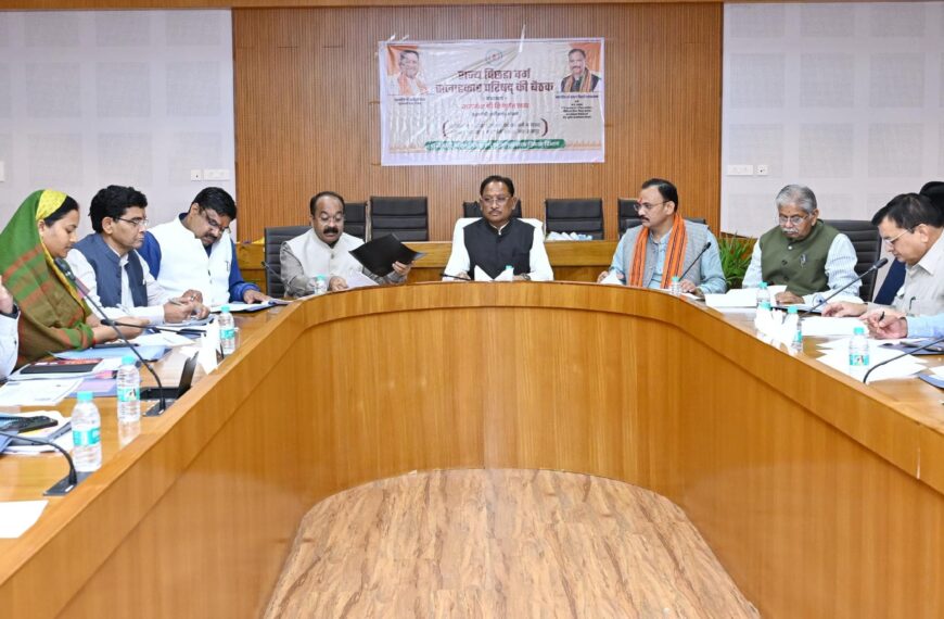 मुख्यमंत्री की अध्यक्षता में नवीन हॉस्टल भवन निर्माण एवं अन्य पिछड़ा वर्ग के विकास संबंधित अनेक महत्वपूर्ण विषयों पर चर्चा की गई